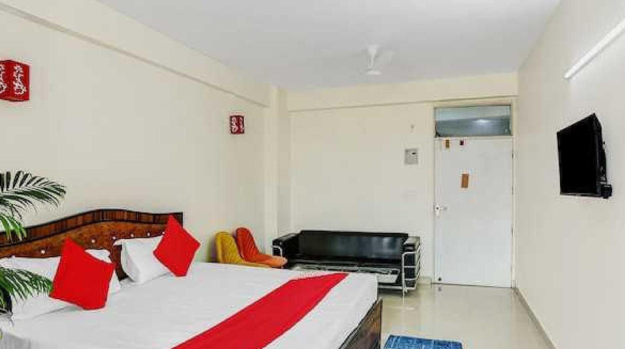 Hotel O Krishna Orchid Near Noida Sector 81 Metro Station Kültér fotó