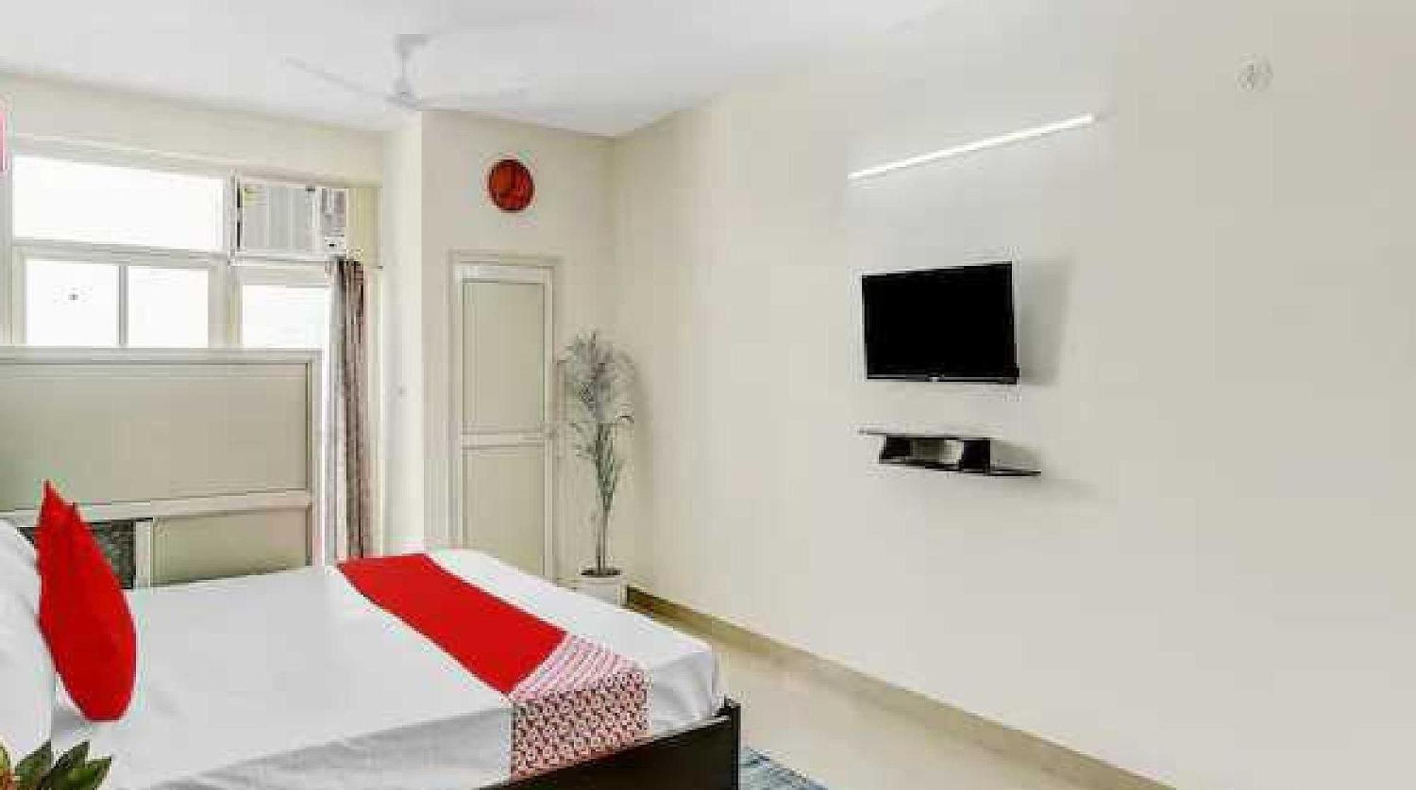 Hotel O Krishna Orchid Near Noida Sector 81 Metro Station Kültér fotó