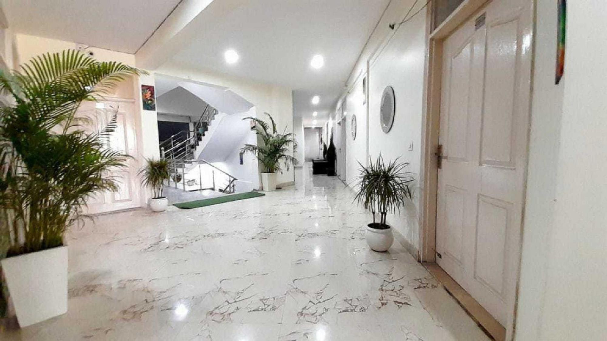 Hotel O Krishna Orchid Near Noida Sector 81 Metro Station Kültér fotó