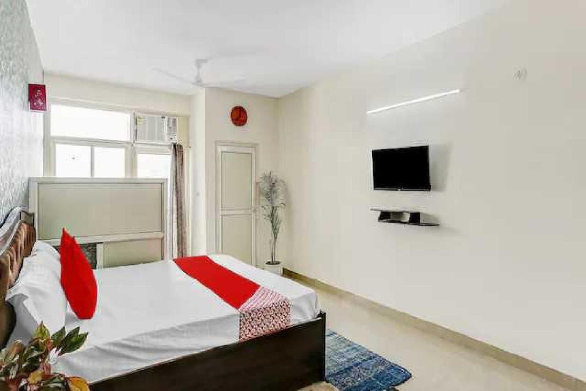 Hotel O Krishna Orchid Near Noida Sector 81 Metro Station Kültér fotó